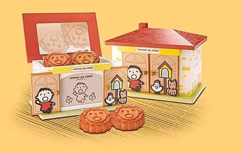Hộp bánh hình ngôi nhà và những chiếc bánh hình nhân vật hoạt hình dễ thương.