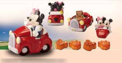 Hộp bánh có hình chiếc ô tô với những chiếc bánh nướng nhỏ nhắn bên trong in hình chuột Mickey đáng yêu.