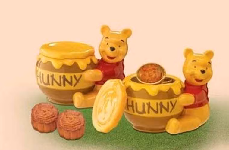 Chiếc hộp bánh mang hình hũ mật ong được chú gấu Pooh ngộ nghĩnh ôm đến mời bé ăn.
