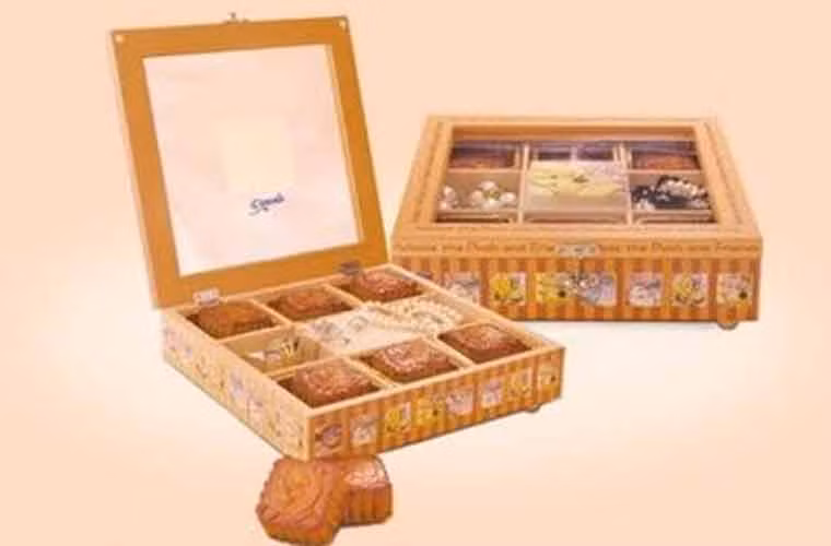 Một hộp bánh giống như hộp trang điểm nhưng bên trong là những chiếc bánh hình các nhân vật hoạt hình khác nhau. Kiểu hộp bánh rất thu hút trẻ em.