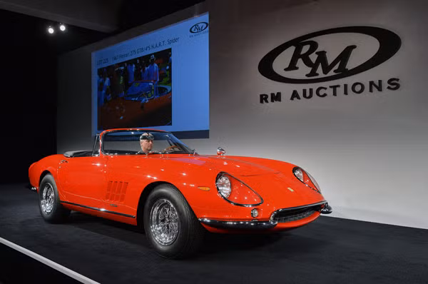 “Xế cổ” Ferrari 275 GTB/4 NART Spider 1967 được bán với giá 27,5 triệu USD trong phiên đấu giá Monterey Car Week 2013 của RM Auction.