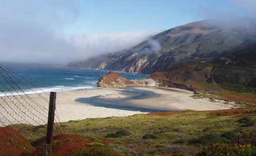 Bãi biển cát đen – nằm ngay gần con đường Hana trên đảo Hawaii của Maui.