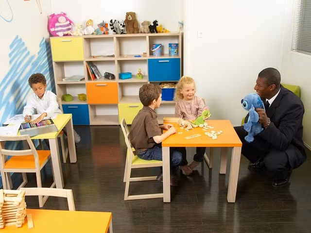 Phòng chờ Air France um transit lounge, sân bay Paris- Charles de Gaulle (Pháp). Sân bay này có một số phòng chờ thuộc hạng sang, đặc biệt còn có cả những phòng phục vụ cho trẻ em, là một nơi an toàn để chơi trò chơi, đọc sách hay xem phim..