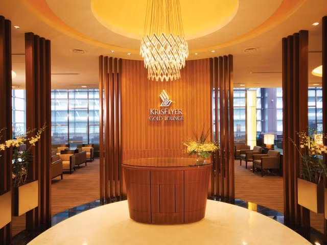 Phòng chờ Singapore Airlines Krisflyer Gold lounge tại sân bay Changi của Singapore. Hành khách có thể giải trí hoặc làm việc tại phòng chờ này với wifi và các cổng mạng Internet miễn phí trong không gian thoáng đãng và sang trọng nhìn ra hồ nước và cây xanh.