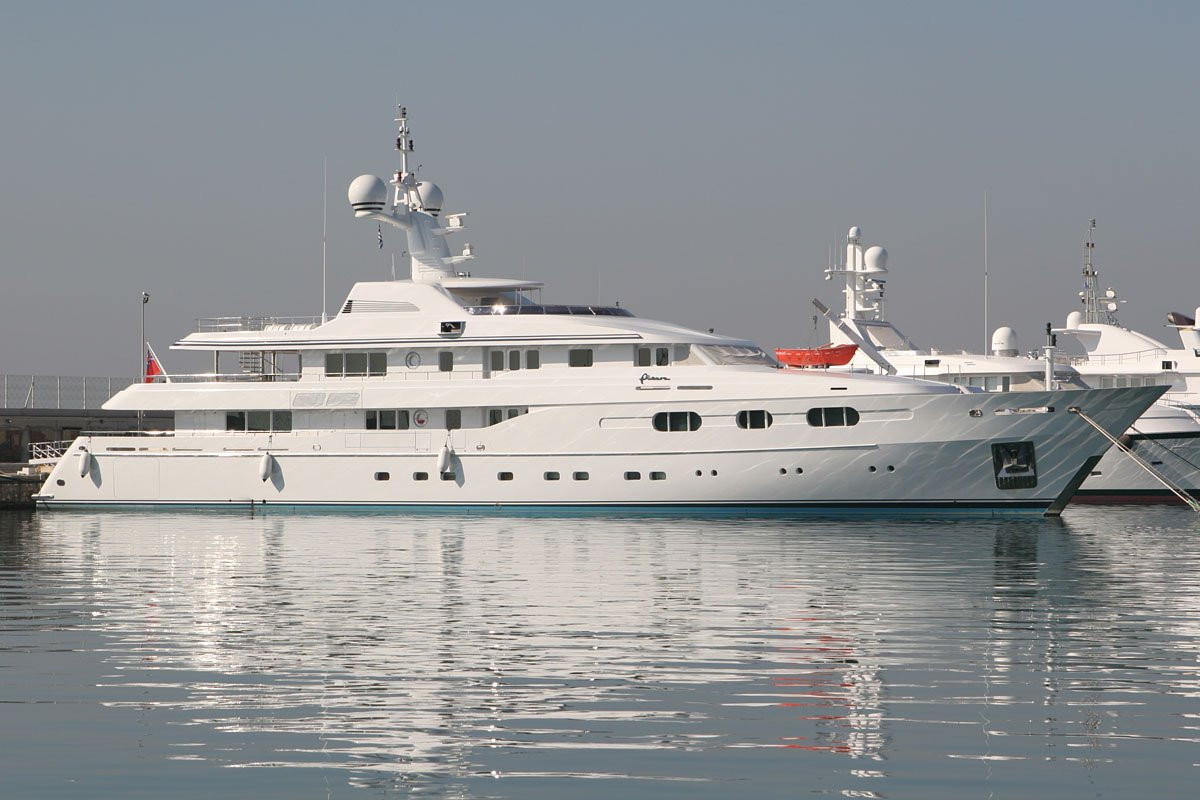 …hay các cô gái cũng sở thích du ngoạn bằng chiếc du thuyền Mati của người cha giàu có