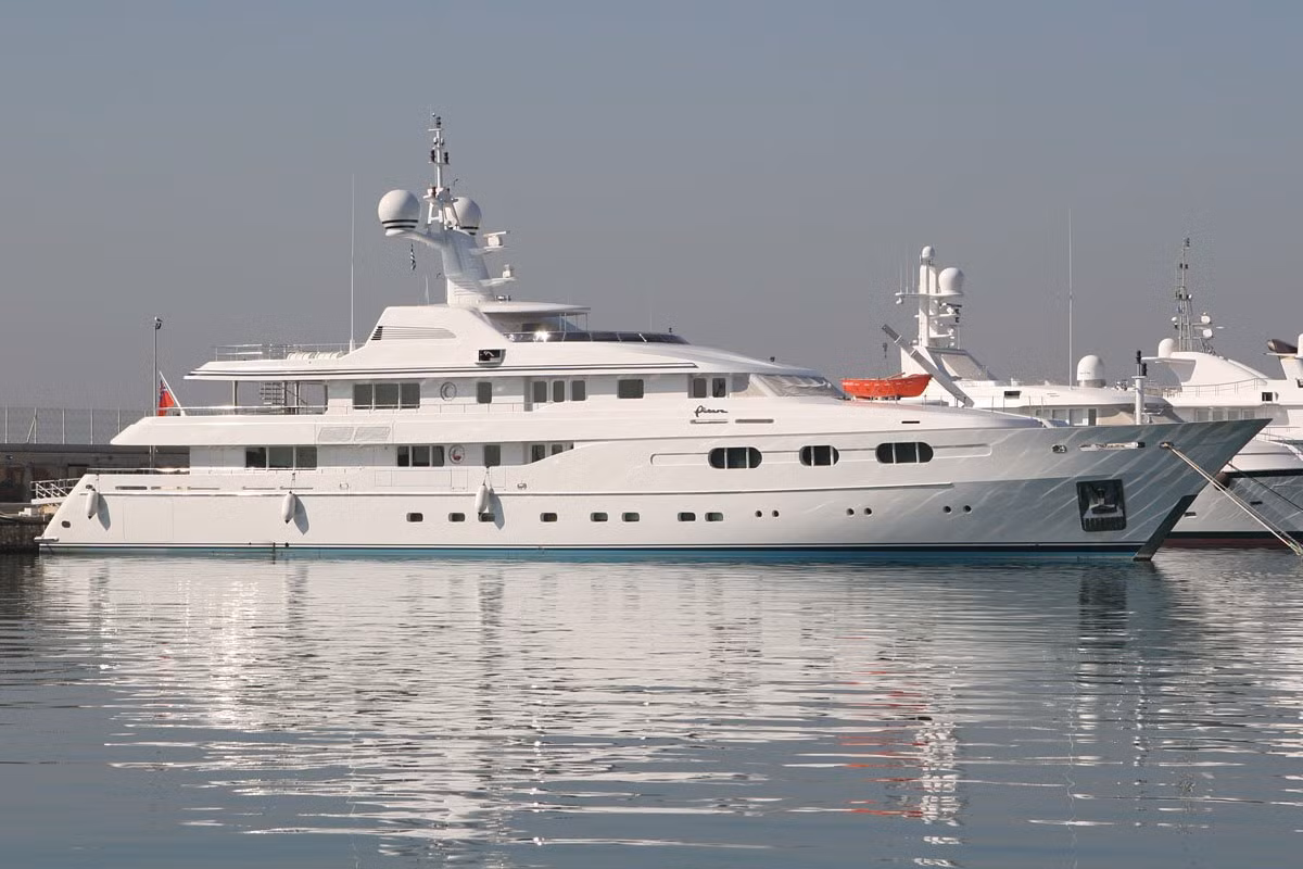 …hay các cô gái cũng sở thích du ngoạn bằng chiếc du thuyền Mati của người cha giàu có