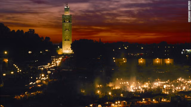 Quảng trường Djemaa el Fna lung linh trong ánh đèn ở Marrakech, Ma-rốc.