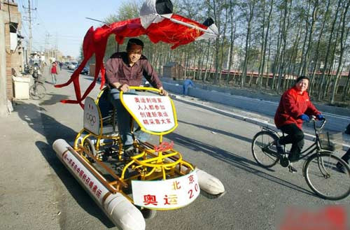 Ông Li đang điều khiển chiếc xe lội nước – phát minh của ông trên đường quốc lộ ở Trung Sơn, Quảng Đông hôm 3/3/2013.