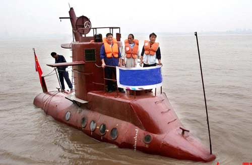 Nông dân Li Yuming thử nghiệm tàu ngầm tự chế của mình ở sông Dương Tử vào ngày 24/9/2005.