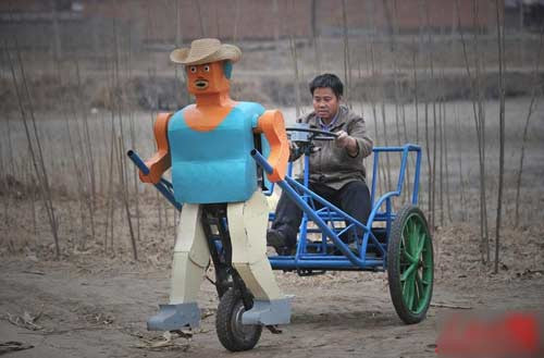 Một chú robot lái xe đạp là phát minh nông dân Wu Yulu ở Bắc Kinh.