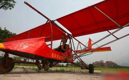 Một nông dân trẻ và chiếc máy bay tự chế của anh.