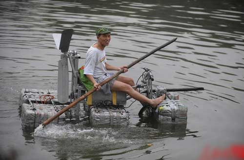 Chiếc xe tự chế của ông Li rất thuận tiện vì có thể di chuyển cả dưới nước.