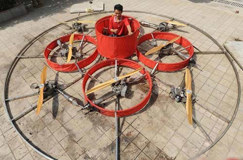 Nông dân Shu Mansheng chế tạo vật thể bay không xác định "UFO" trước cửa nhà anh ở Vũ Hán ngày 19/8/2011.