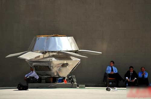 Vật thể bay không xác định "UFO" tự chế được trưng bày ở bảo tàng nghệ thuật Thượng Hải.