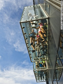 Treo "lơ lửng" ở độ cao 412 m và chìa ra khỏi tầng 103 của Tháp Sears, ban công bằng kính “The Ledge” tại Chicago (Mỹ) mang đến cho du khách cảm giác rùng rợn xen lẫn thích thú.