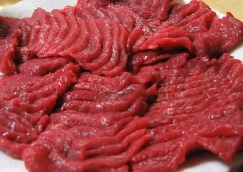 5. Basashi (Thịt ngựa sống). Đây là món thịt ngựa sống được thái thành những lát mỏng. Nhiều quận huyện thuộc các tỉnh Kumamoto, Nagano hay Oita nổi tiếng với món basashi; đặc biệt, đây cũng là một đặc sản của vùng Tohoku.