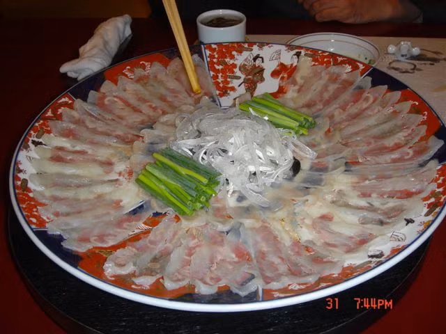 10. Fugu (cá độc) là một món ăn làm từ cá độc, tiêu biểu là loài cá nóc. Trong khi thịt cá nóc có thể ăn được thì da, gan và buồng trứng của chúng lại chứa chất độc tetrododoxin chết người. Nếu ăn phải một trong những thành phần này, chất độc sẽ làm tê liệt các cơ bắp, thậm chí, có thể khiến nạn nhân tử vong. Món ăn cực kỳ nguy hiểm này chỉ được phục vụ bởi các đầu bếp có tay nghề cao và có kinh nghiệm.