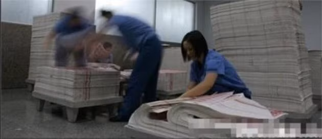 Để tránh bị làm giả, các nhân viên nhà máy phải in thử một tập tiền trước để tránh sai sót khi in thật.