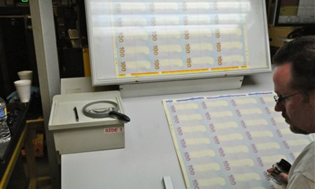 Nhà máy in tiền Mỹ (BEP) được đặt tại đường số 14 và đường C, phía Tây Nam Thủ đô Washington, D.C.