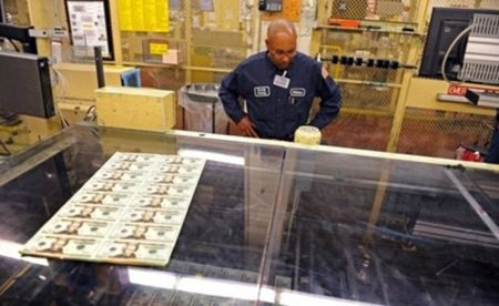 Nhà máy in tiền mở cửa cho thăm quan từ thứ 2 đến thứ 6 hàng tuần (trừ ngày lễ). Riêng từ tháng 4 đến tháng 8, nhà máy cho thăm quan thêm trong khoảng thời gian 17–19h.