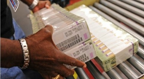 Quá trình in tiền trải qua nhiều công đoạn. Mỗi bản in tiền đều gồm hàng loạt các chi tiết phức tạp để gây khó khăn cho việc làm giả.