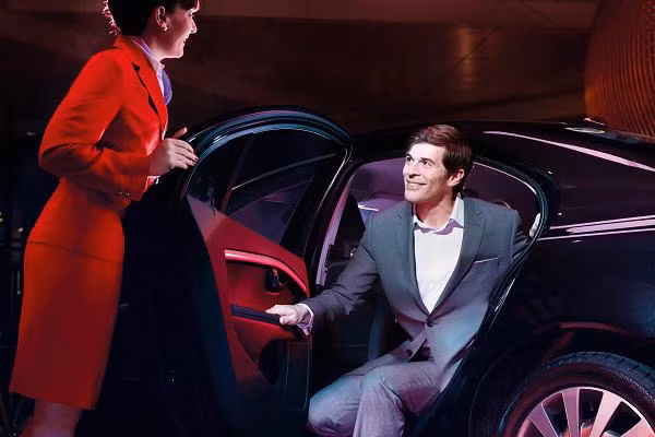 Dịch vụ xe hơi đưa đón. Không cần phải lo lắng về giao thông hay bãi đậu xe bởi các hãng bay sẽ đưa đón hàng khách tận tình sau khi lên hay xuống máy bay. Hãng hàng không Virgin Atlantic, Lufthansa và Emirates là một trong những hãng hàng không cung cấp miễn phí dịch vụ xe đưa đón tài xế lái đến và rời sân bay cho hành khách hạng cao cấp. (Thông thường, những hành khách này sẽ được hưởng đưa đón miễn phí khi cần di chuyển quãng đường trong khoảng 60 km tính từ sân bay).