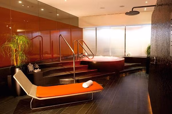 Virgin Atlantic là hãng hàng không đã từng cung cấp dịch vụ mát xa và cắt sửa móng tay trên máy bay song những dịch vụ này hiện chỉ được phục vụ dưới mặt đất. Hiện tại, hãng bay này chuyên cung cấp dịch vụ chăm sóc, làm đẹp miễn phí hoặc giảm giá tại phòng chờ cho các hành khách khoang hạng nhất hay thương gia. Hành khách có thể có lựa chọn các dịch vụ như đắp mặt nạ mặt, cạo râu hoặc massage lưng tại chỗ miễn phí. Hay du khách cũng cũng có thể lựa chọn dịch vụ hay liệu pháp làm đẹp tốn thời gian hơn với giá khá “mềm” – từ 10 USD (khoảng hơn 210.000 đồng) trở lên.