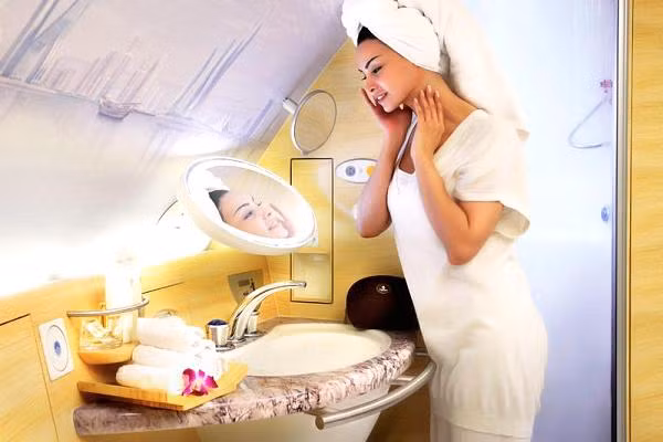 Dịch vụ spa của hãng hàng không Emirates. Trong năm 2008, hãng Emirates đã bắt đầu cung cấp dịch vụ tắm spa cho các hành khách “đại gia” trên chiếc A380 của mình. Hành khách sẽ được tận hưởng cảm giác thư giãn dưới vòi hoa sen và được chăm sóc bởi một chuyên viên spa. "Một trong những điều tôi không bao giờ nghĩ tới trong đời mình là được tắm spa trên trên máy bay", Rick Seaney, Giám đốc điều hành của trang mạng FareCompare.com chia sẻ.