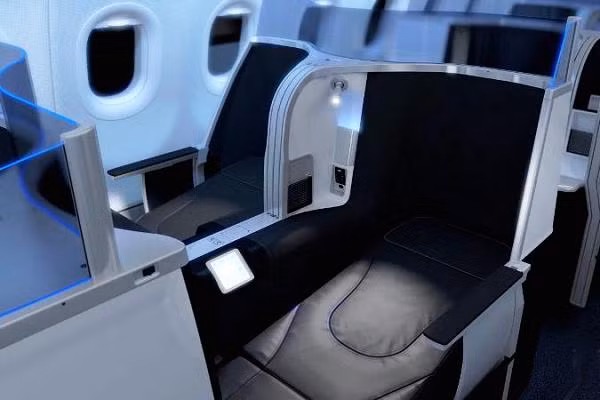 Hãng hàng không Mỹ JetBlue vừa cho biết, họ sẽ bắt đầu cung cấp dịch vụ ghế ngồi cao cấp trên các chuyến bay của mình vào năm tới. Theo đó, chiếc A321 chuyên chở khách theo lộ trình New York và Los Angeles và San Francisco sẽ có 16 chỗ ngồi cao cấp, gồm 4 khu phòng hạng sang có không gian riêng tư dành cho các đại gia. Các phòng này sẽ có giường nằm được trang bị đệm không khí có tính năng massage và tùy chỉnh theo ý muốn.