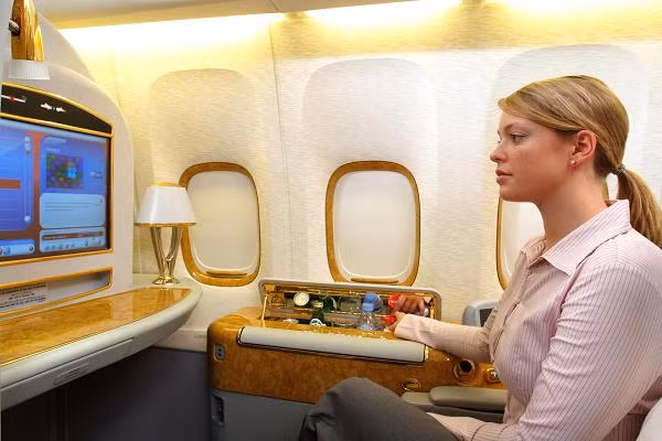 Đặc biệt, hai hãng bay Etihad và Emirates còn trang bị quầy bar nhỏ cá nhân gồm có đồ uống và đồ ăn nhẹ ngay trong phòng hạng sang trên các chuyến bay của họ.