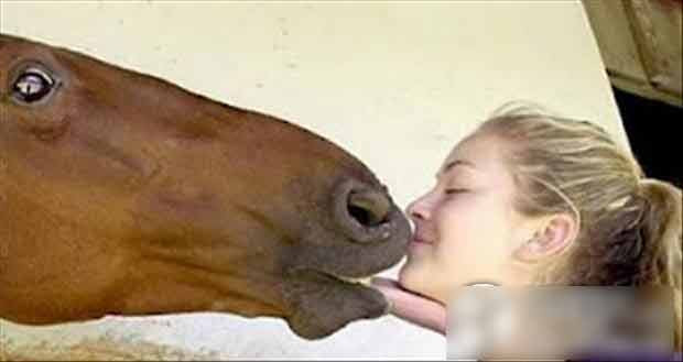 Nụ hôn tinh nghịch.