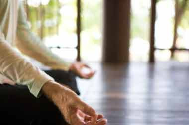 7. Thực hành thiền để ngăn chặn ung thư tuyến tiền liệt. Thiền định có thể giúp chống lại ung thư tuyến tiền liệt. Đừng đánh giá thấp sức mạnh của tâm trí bởi nó có thể tác động lên hệ thống miễn dịch của bạn. Thiền định đã được chứng minh là một công cụ quản lý stress hiệu quả. Nhiều chuyên gia tin rằng căng thẳng có thể làm nguy cơ mắc bệnh ung thư bằng cách kích hoạt một phản ứng của hệ miễn dịch bằng cách khởi động tế bào đột biến không kiểm soát dẫn đến ung thư.