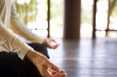 7. Thực hành thiền để ngăn chặn ung thư tuyến tiền liệt. Thiền định có thể giúp chống lại ung thư tuyến tiền liệt. Đừng đánh giá thấp sức mạnh của tâm trí bởi nó có thể tác động lên hệ thống miễn dịch của bạn. Thiền định đã được chứng minh là một công cụ quản lý stress hiệu quả. Nhiều chuyên gia tin rằng căng thẳng có thể làm nguy cơ mắc bệnh ung thư bằng cách kích hoạt một phản ứng của hệ miễn dịch bằng cách khởi động tế bào đột biến không kiểm soát dẫn đến ung thư.