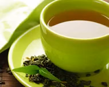 5. Uống trà xanh để ngăn ngừa ung thư tuyến tiền liệt. Những người đàn ông uống trà xanh thường xuyên đã được chứng minh là có khả năng làm giảm nguy cơ ung thư tuyến tiền liệt. Trà xanh có chứa catechin, chất chống oxy hóa, có thể tiêu diệt một số vi khuẩn, tăng cường hệ miễn dịch, làm giảm các triệu chứng tiểu đường, và giúp ích trong cuộc chiến chống lại nhiều loại ung thư gồm ung thư tuyến tiền liệt.