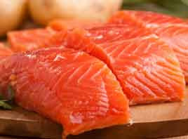 8. Ăn cá giàu Omega-3 để ngăn ngừa ung thư tuyến tiền liệt. Việc ăn cá một lần/tuần đã được chứng minh là làm giảm nguy cơ phát triển ung thư tuyến tiền liệt tới 63%. Theo một nghiên cứu của Đại học California, những người đàn ông ăn cá giàu axit béo omega-3 ít nhất một lần mỗi tuần giúp tăng cường khả năng phòng chống ung thư tuyến tiền liệt