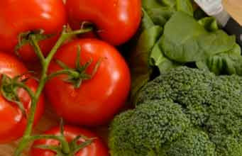 2. Ăn những thực phẩm tiêu diệt ung thư. Những thực phẩm ngăn ngừa ung thư không hề xa lạ, chúng là các loại rau củ luôn có sẵn như: bông cải xanh, súp lơ, cải xoăn, cải bắp… Rất nhiều các nghiên cứu đã chứng minh rằng những thực phẩm trên chứa các hợp chất chống ung thư được gọi là glucosinolate. Ngoài các loại rau trên, còn có các loại thực phẩm có tác dụng trong việc ngăn ngừa ung thư tuyến tiền liệt.