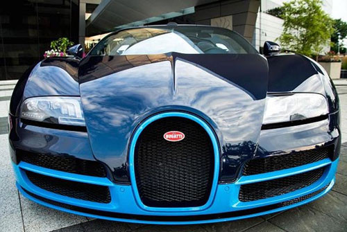 Mặt trước của chiếc xe. Do động cơ được gắn ở phía sau của xe, nên khoang chứa đồ nằm ở phía trước xe, chỉ đủ để đựng một vài phụ kiện.