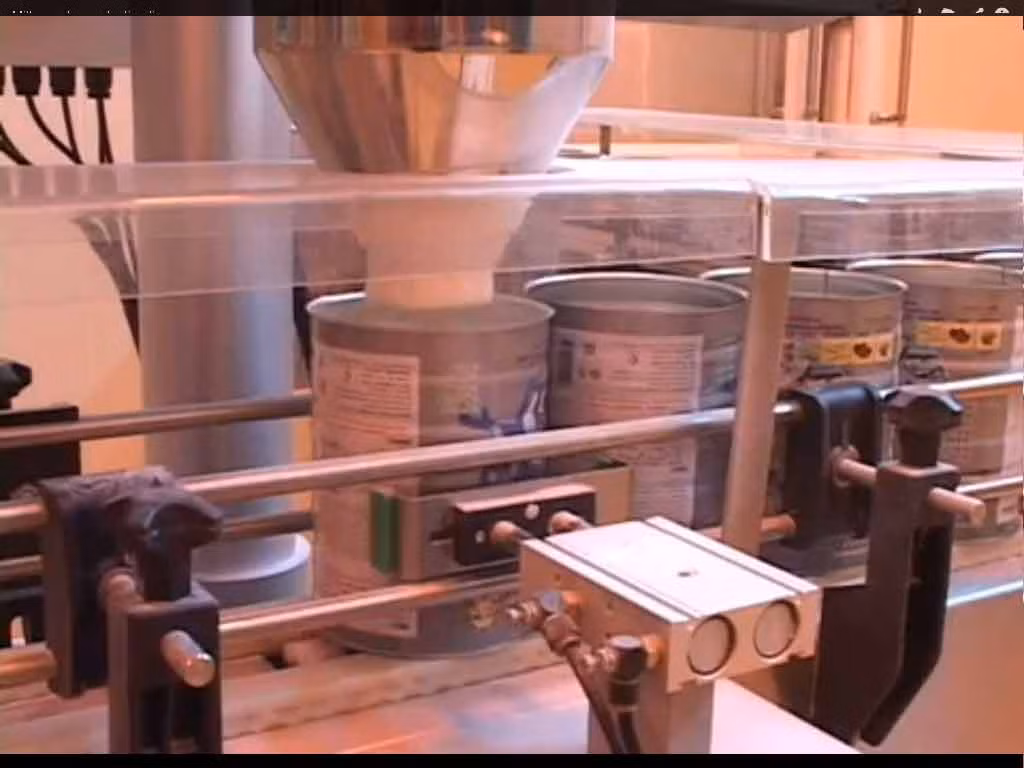 Công đoạn cô đặc nhằm tách bớt một lượng nước ra khỏi sữa để tiết kiệm chi phí năng lượng cho quá trình sấy sữa tiếp theo. Người ta dùng cô đặc chân không để sản phẩm không bị nhiễm bẩn, các sinh tố và chất béo không bị phân huỷ.