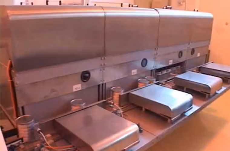 Các công đoạn sản xuất sữa bột từ pha trộn tới đóng gói...đều được thực hiện trên dây chuyền máy móc.