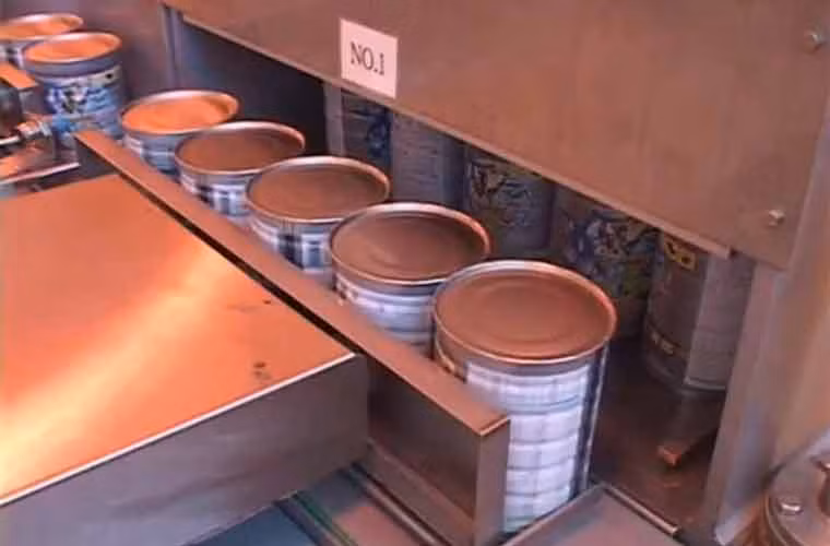 Sữa bột có khả năng hút ẩm rất cao do đó khi bảo quản trong bao bì kín, sữa bột sẽ hút nước đến độ ẩm cân bằng, tạo thành các cục vón làm giảm độ hoà tan của sữa.