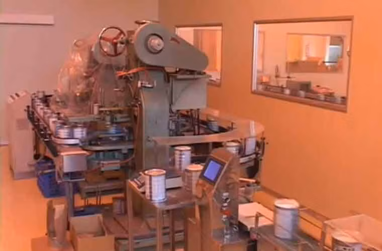 Do hàm lượng chất béo trong sữa sau quá trình cô đặc khá cao nên nhà sản xuất thực hiện quá trình đồng hoá để giảm kích thước hạt béo và phân bố đều chúng trong sữa.