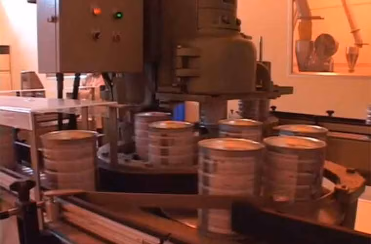 Tiếp theo là sấy sữa. Sản phẩm chế biến từ sữa đã cô đặc đến độ khô 35 - 40%, đem sấy khô, nghiền thành bột, sàng, rây được sữa ở dạng bột có độ khô 90 - 96%, độ ẩm 4 - 10%. Tùy thuộc vào thiết bị sấy mà người ta có được sản phẩm sữa bột có chất lượng khác nhau.