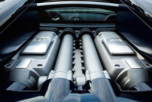 Grand Sport Vitesse sử dụng động cơ quad-turbocharged W16 dung tích 8 l, công suất 1.200 mã lực, giúp chiếc xe tăng tốc từ 0-100 km/h chỉ trong vòng 2,6 giây.