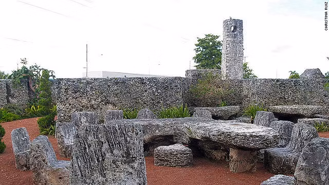 Lâu đài san hô ở Homestead, bang Florida, nằm trên diện tích 10 ha, là một trong những kiến trúc kỳ bí nhất từ xưa đến nay. Nó có thể so sánh được với các đền đài cổ ở Hy Lạp, khu tượng đá Stonehedge và cả kim tự tháp ở Ai Cập. Dinh thự này được xây dựng bởi người đàn ông Latvia Edward Leedskalnin trình độ mới chỉ lớp 4. Edward tự mình xây tòa lâu đài bằng đá san hô, trong đó có tảng nặng hơn 30 tấn, rồi di chuyển chúng và xếp đặt chúng mà không cần bất cứ phương tiện hiện đại nào. Ước tính có đến 1.000 tấn đá san hô dùng để xây tường và tháp, cộng thêm 100 tấn nữa để khắc đẽo thành các vật dụng và đồ dùng mỹ thuật.