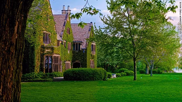 Lâu đài Edsel &amp; Eleanor Ford (Grosse Pointe Shores, bang Michigan). Dinh thự này là một sự pha trộn táo bạo của phong cách châu Âu cổ điển (năm 1930) và hiện đại. Tòa lâu đài với 60 phòng này có diện tích lên tới 20.000 m2, được thiết kế bởi kiến trúc sư nổi tiếng Albert Kahn. Tòa nhà có cả một bộ sưu tập nghệ thuật gồm đồ nội thất và đồ cổ có niên đại từ thế kỷ 14.