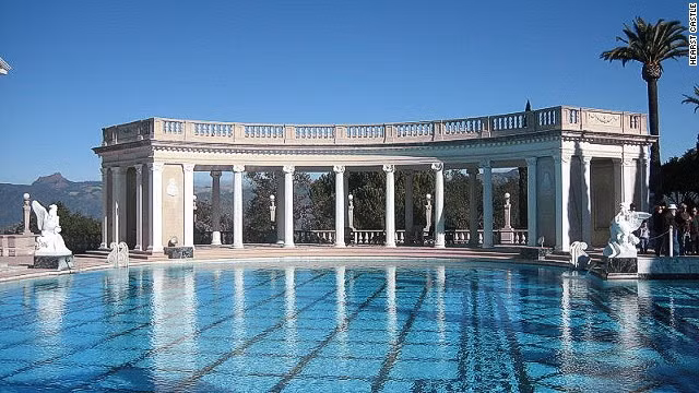 Lâu đài Hearst thuộc sở hữu của nhà triệu phú kinh doanh trong nghề khai thác mỏ và làm báo tên William Randolph Hearst (1863-1951). Lâu đài này vẫn là một trong điểm thu hút du khách nổi tiếng nhất của bang California.
