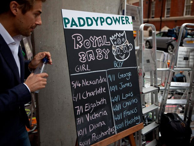 Đại diện của một công ty cá cược đứng bên chiếc bảng ghi chi tiết tỷ lệ cược về những cái tên khác nhau có thể được đặt cho em bé hoàng gia. Đại diện của một công ty cá cược đứng bên chiếc bảng ghi chi tiết tỷ lệ cược về những cái tên khác nhau có thể được đặt cho em bé hoàng gia.