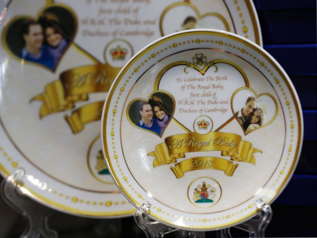 Những chiếc đĩa lưu niệm "ăn theo" sự kiện em bé của vợ chồng hoàng tử William và công nương Kate Middleton sắp chào đời. Những chiếc đĩa lưu niệm "ăn theo" sự kiện em bé của vợ chồng hoàng tử William và công nương Kate Middleton sắp chào đời.