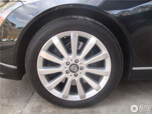 Tại thị trường nước ngoài, một chiếc Maybach 62S có giá khoảng 460.000 USD. Theo Maybach, chữ "S" là viết tắt của từ "Special". Động cơ turbo kép V12 có công suất đủ để đưa chiếc xe nặng gần 3 tấn từ vị trí đứng yên đạt vận tốc 100 km/h trong chưa đầy 5,2 giây, nhanh hơn bản tiêu chuẩn 0,2 giây.