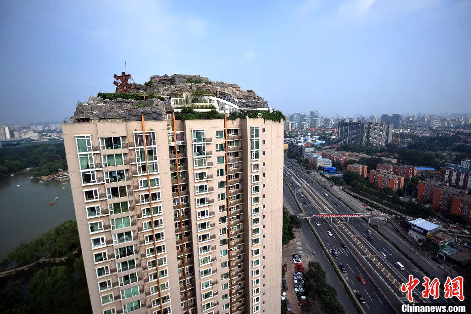 Căn biệt thự trên nóc một khu chung cư 26 tầng nằm sát đường cao tốc ngay giữa thủ đô Bắc Kinh (Trung Quốc) của một doanh nhân giàu có.